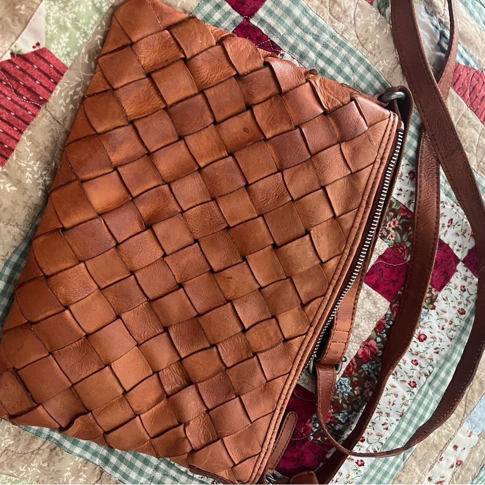 Elegant Woven Leather Crossbody Bag